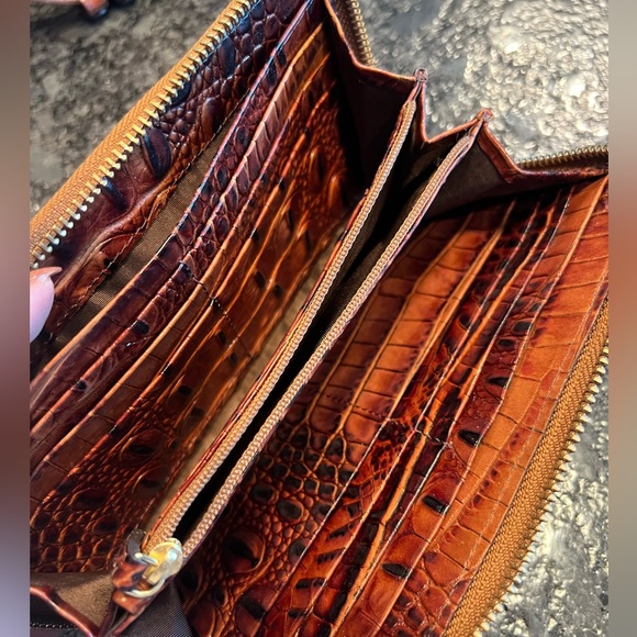 Brahmin Set! 4 pieces, backpack, tote, cross body & wallet! - Picture 13 of 13